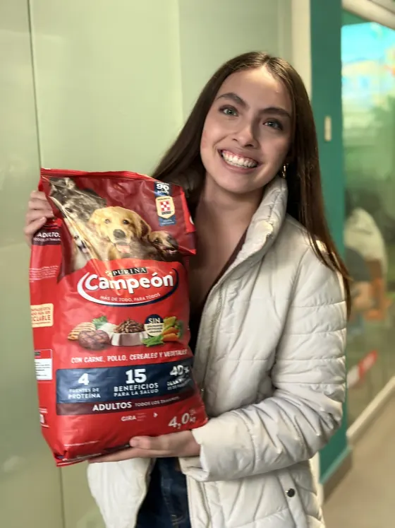 Foto 10 de la jornada: campaña de donación de croquetas.