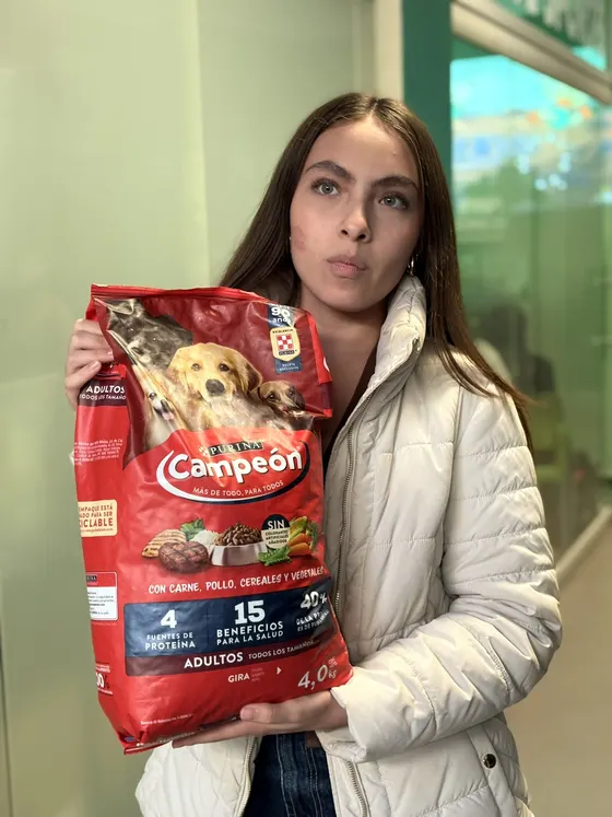 Foto 13 de la jornada: campaña de donación de croquetas.