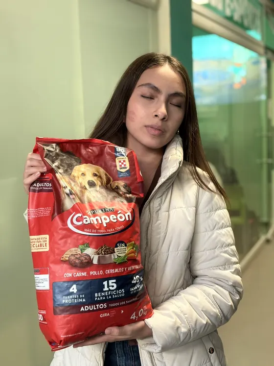 Foto 14 de la jornada: campaña de donación de croquetas.