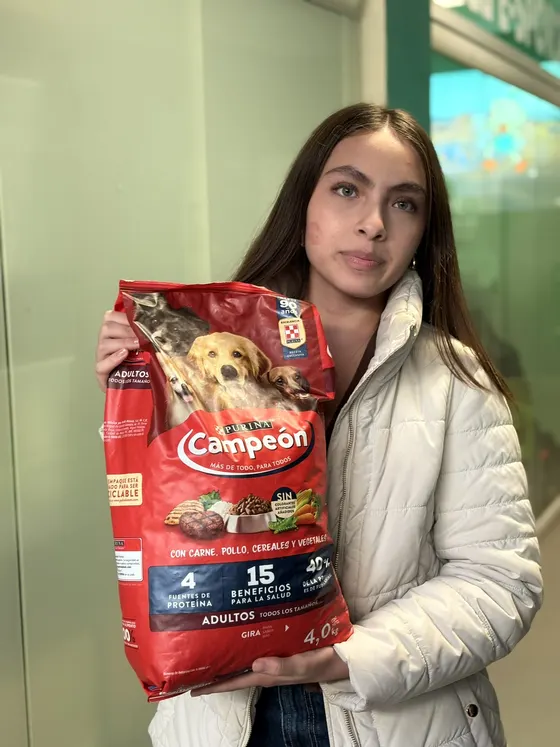 Foto 15 de la jornada: campaña de donación de croquetas.