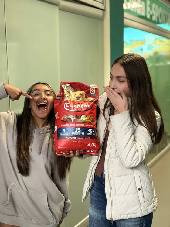 Foto 16 de la jornada: campaña de donación de croquetas.
