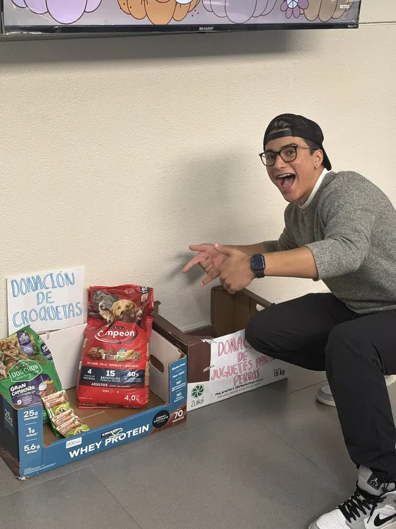 Foto 18 de la jornada: campaña de donación de croquetas.