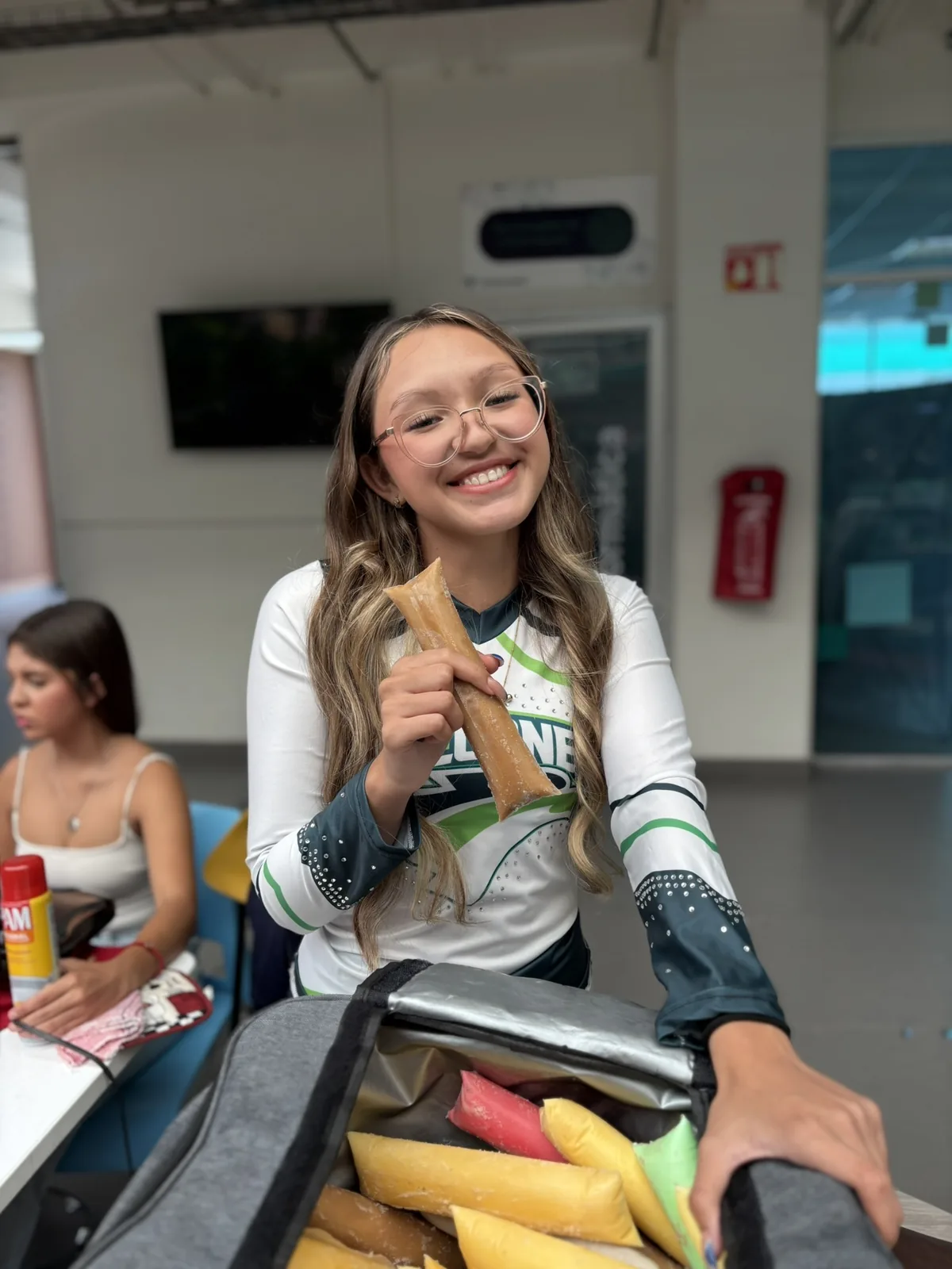 Hielera abierta llena de bolis durante la venta en la escuela.